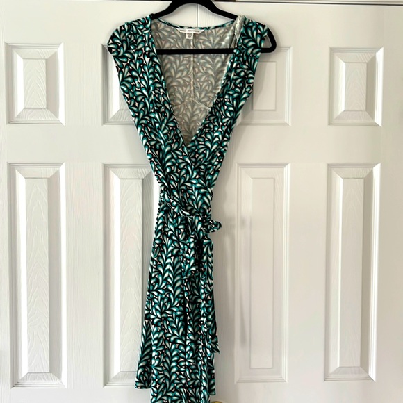 dvf green leopard dress Diane Von Furstenberg Green Blue Leopard Print Ruffle Silk Wrap Dress Size  2